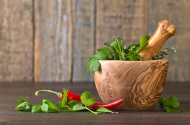 Eski ahşap bir masa üzerinde farklı otlar .