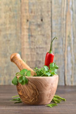 Eski ahşap bir masa üzerinde farklı otlar .