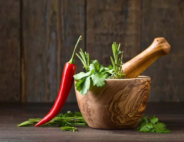 Eski ahşap bir masa üzerinde farklı otlar .