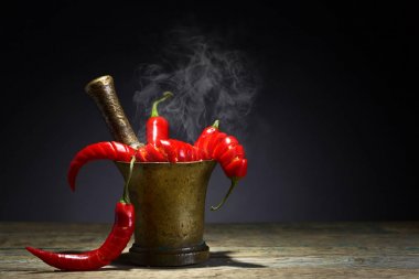 Eski bakır harç içinde kırmızı biber biber.