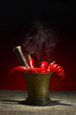 Eski bakır harç içinde kırmızı biber biber.