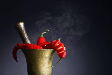 Eski bakır harç içinde kırmızı biber biber.