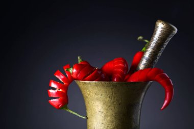 Eski bakır harç içinde kırmızı biber biber.