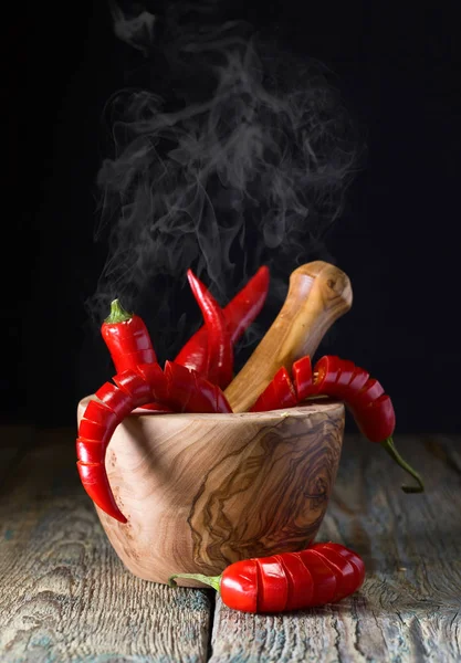 Pimienta roja en mortero de madera  . — Foto de Stock