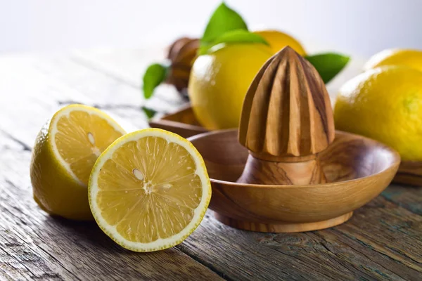 limon ve sıkacağı .