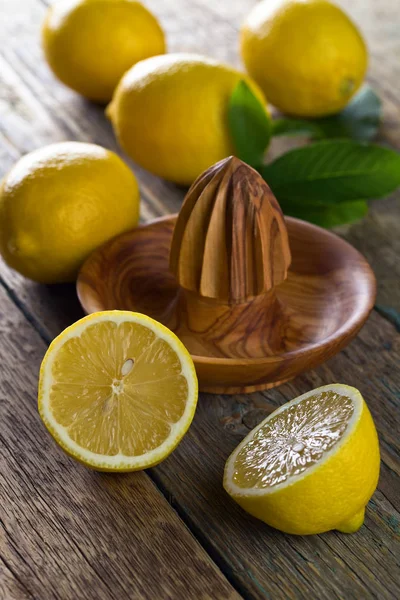 Limoni e spremiagrumi  . — Foto Stock