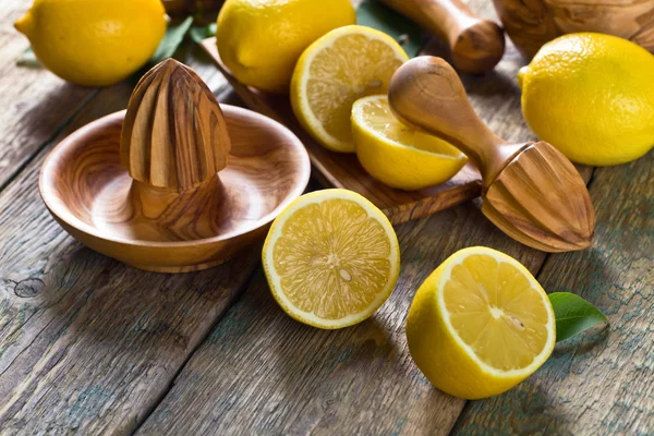 Limões e espremedor  . — Fotografia de Stock