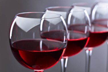 Bir kadeh kırmızı şarap. 