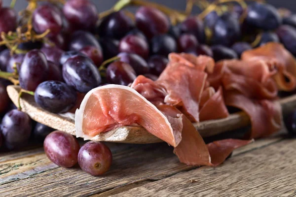 Prosciutto with blue grape . — Stock Photo, Image