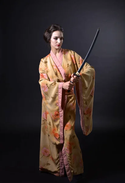 Žena v kimono s mečem. — Stock fotografie