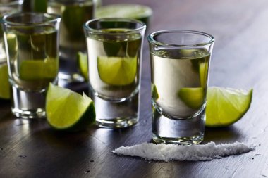 Limonlu ve tuzlu Meksika altın tekilası 