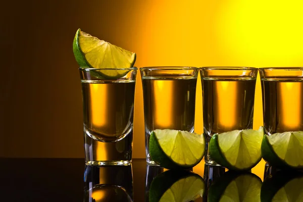 Tequila messicana in oro in bicchieri corti con calce — Foto Stock