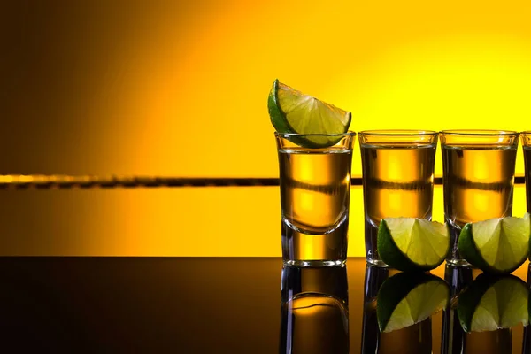 Mexikanischer Gold-Tequila in kurzen Gläsern mit Limette — Stockfoto