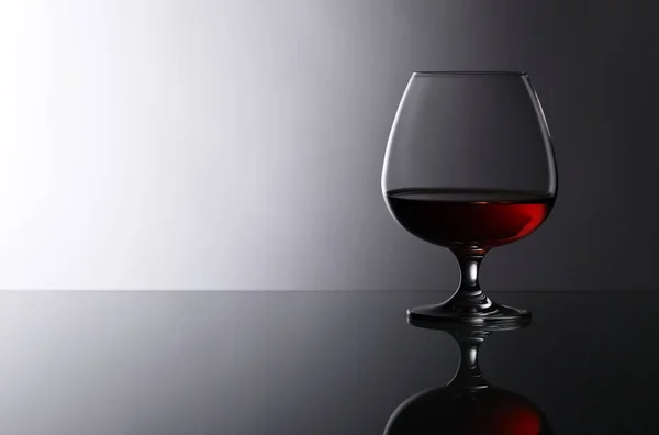 Srkací brandy na skleněný stůl — Stock fotografie