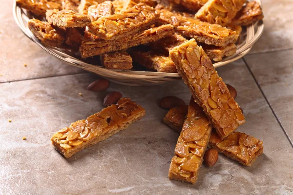 Biscoitos crocantes com mel e amêndoas — Fotografia de Stock