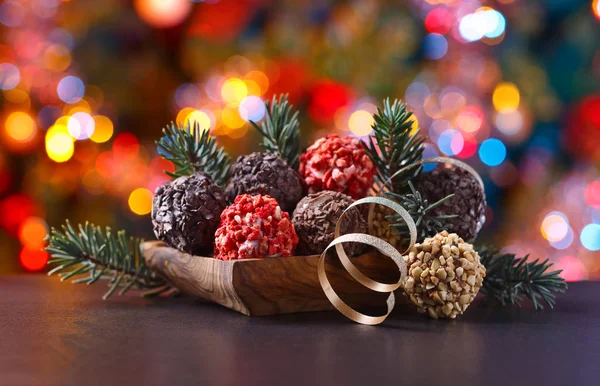 Bonbons maison au chocolat, noix et fraises séchées — Photo