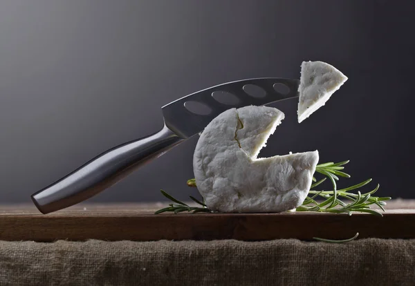 ローズマリーの新鮮な自家製チーズ . — ストック写真