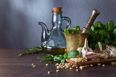 Pesto yapmak için malzemeler .