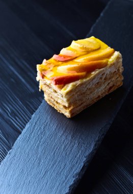 elma ve jöle ile tatlı pasta .