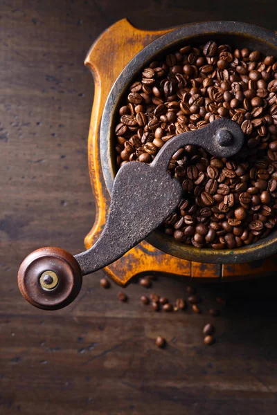 Eski kahve öğütücüsü ve kavrulmuş kahve çekirdeği. .