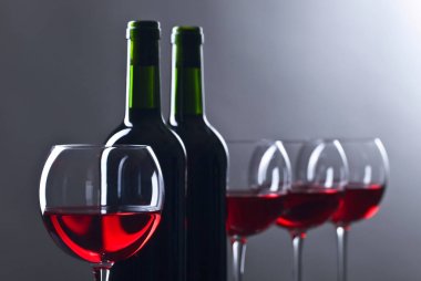 Şişe ve bardak kırmızı şarap
