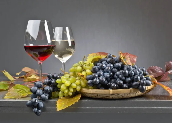 Üzüm ve şarap gözlük . — Stok fotoğraf