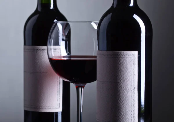 Botellas y copa de vino tinto  . —  Fotos de Stock