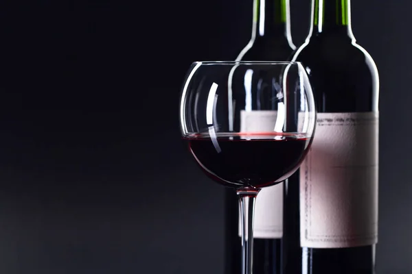 Flaschen und Glas Rotwein . — Stockfoto