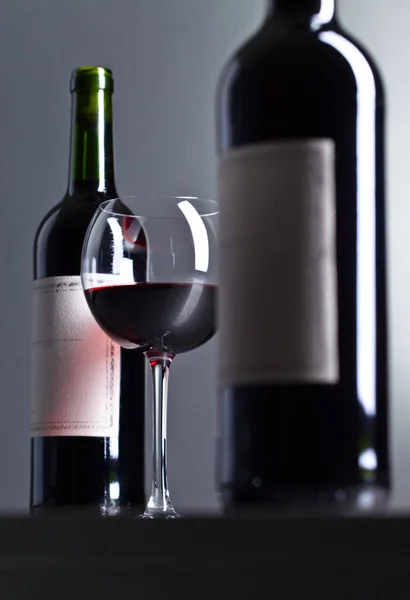 Flaschen und Glas Rotwein . — Stockfoto