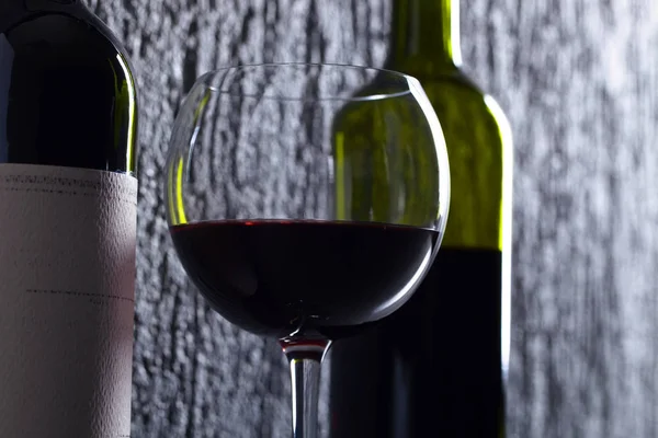 Бутылки и бокал красного вина  . — стоковое фото