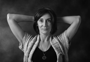  Güzel bir zarif orta yaşlı kadın portresi.