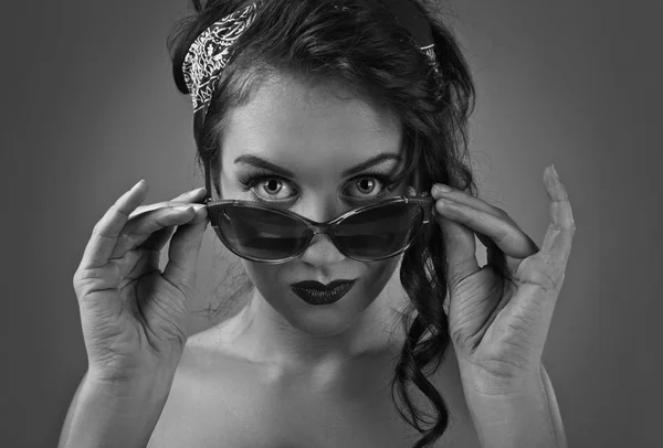 Young beautiful woman with sunglasses. — Stock Photo, Image