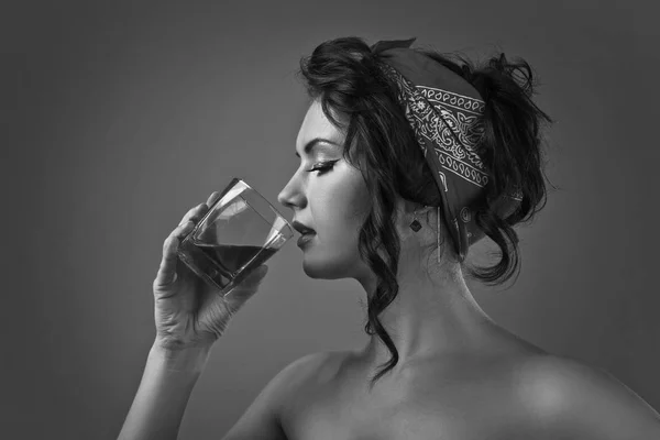 Jeune belle femme avec un verre de whisky — Photo