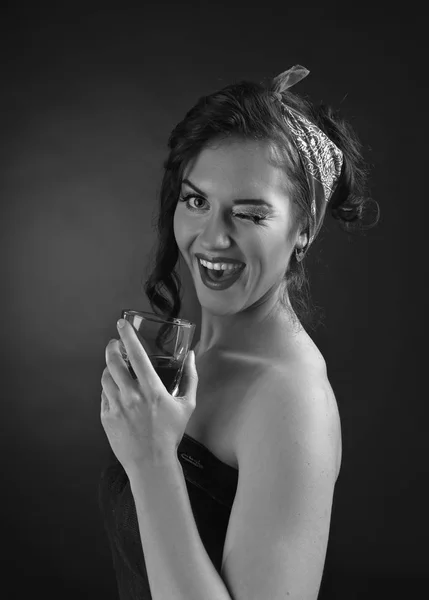 Jovem mulher bonita com copo de uísque — Fotografia de Stock
