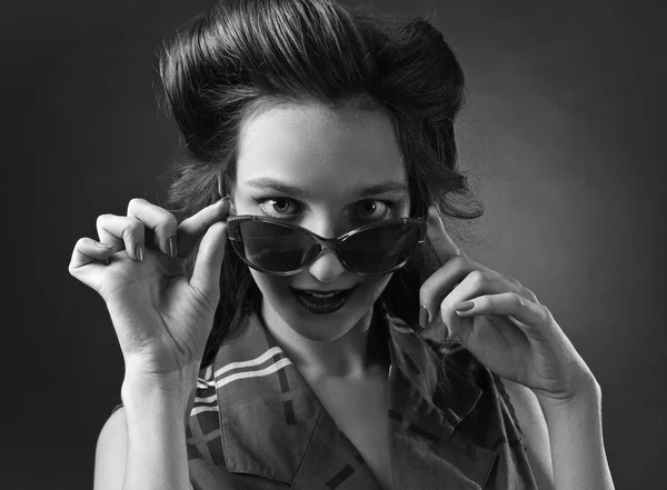 Jovem mulher bonita com óculos de sol — Fotografia de Stock