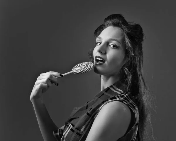 Jovem mulher bonita com doces — Fotografia de Stock