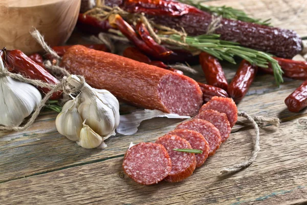 Sosis biberiye, sarımsak ve biber ile.