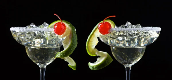 Алкогольні коктейлі з вишнею та лаймом . — стокове фото