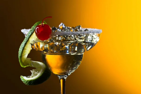 Alcoholische cocktail met cherry en kalk. — Stockfoto