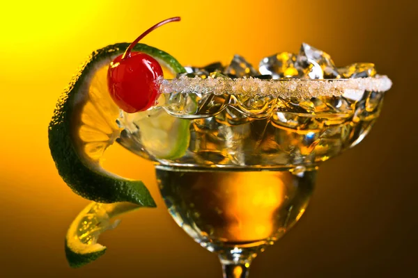 Alcoholische cocktail met cherry en kalk. — Stockfoto