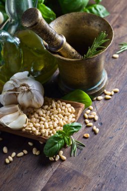 Pesto yapmak için malzemeler.