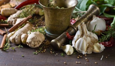  Tahta bir masada otlar ve baharatlar. . 