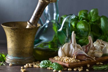 Pesto yapmak için malzemeler.