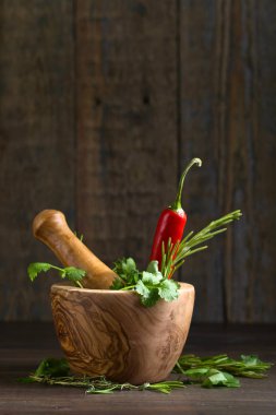 Ahşap bir masa üzerinde farklı otlar .