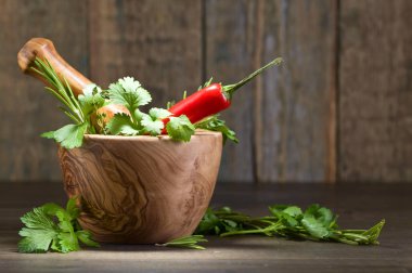 Ahşap bir masa üzerinde farklı otlar .