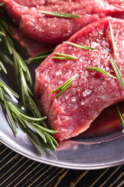 Biefstuk met rozemarijn. — Stockfoto