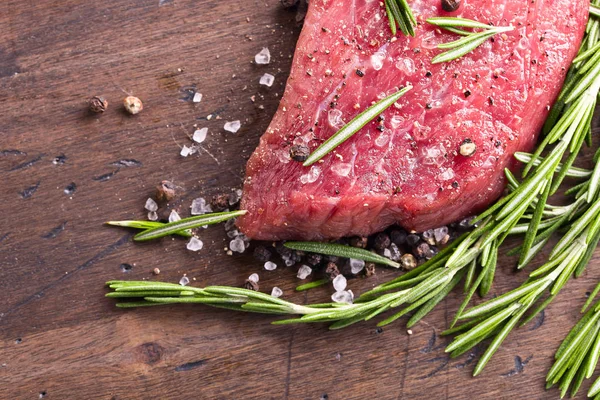 Biefstuk met rozemarijn. — Stockfoto