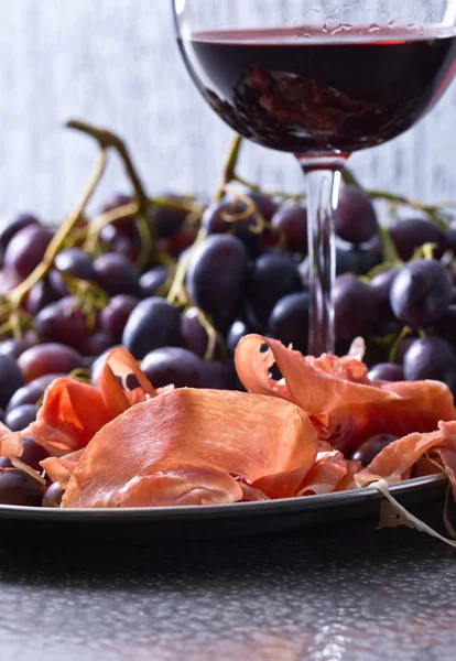 Prosciutto au raisin et vin rouge  . — Photo