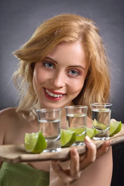 Blondynka w okularach Tequila . — Zdjęcie stockowe