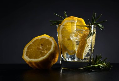 tonik, limon ve biberiye ile iç 